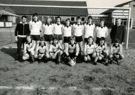ARH Slg. Bartling 4567, Gruppenfoto einer Mannschaft des Fußballvereins im Trikot auf einem Sandplatz vor dem Tor, Mardorf, 1983
