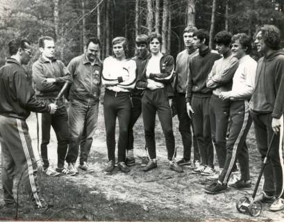 ARH Slg. Bartling 4568, Gruppenfoto von Waldläufern am Weißen Berg beim Briefing vor dem Start, Mardorf, 1973