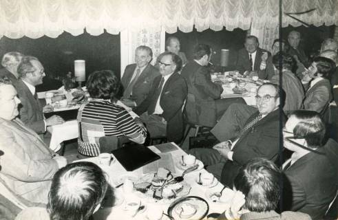 ARH Slg. Bartling 4573, Treffen von Kommunalpolitikern mit Ministerpräsident Alfred Kubel, SPD (links mit Brille), bei Kaffee und Kuchen in der Neuen Moorhütte, Mardorf, 1973