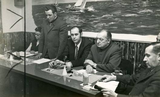 ARH Slg. Bartling 4577, Vorstand des CDU-Ortsvereins (?) Mardorf am Tisch vor einem Wand-Gemälde mit Segelschiffen auf dem Meer, Mardorf, 1973