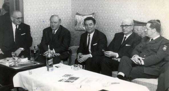 ARH Slg. Bartling 4578, Gruppe von Prominenten bei schottischem Whisky und Zigarren im Wohnzimmer des Landrats Friedrich Meyer, Mardorf , 1970