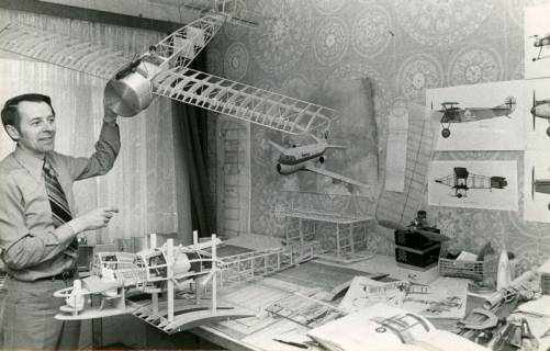 ARH Slg. Bartling 4583, der 1. Vorsitzende der Flugzeug-Modellbaugruppe Lohmann mit einem im Rohbau fertigen Modell in seinem Bastelraum, Büren, 1974