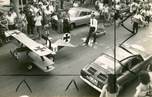 ARH Slg. Bartling 4584, Präsentation des Dreideckers Focker DR 1 (von Richthofen) der Flugzeug-Modellbaugruppe Büren bei einem Umzug auf der Marktstraße, Neustadt a. Rbge., 1974