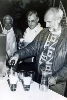 ARH Slg. Bartling 4588, Drei Männer hinter einem Tisch stehend beim Einschenken eines Glases Bier bei  Einweihung Fachwerk-Speichers im Rahmen der Dorferneuerung, Mardorf, um 1975