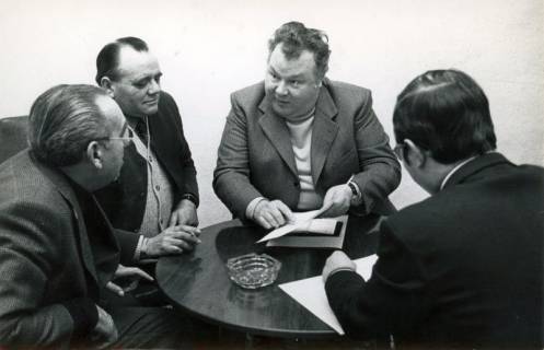 ARH Slg. Bartling 4600, Besprechung von vier Männern an einem runden Tischchen, Mardorf, 1973
