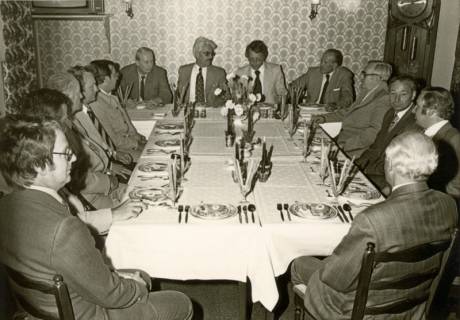 ARH Slg. Bartling 4601, Jesco von Puttkamer, amerikanischer Raumfahrtingenieur und Buchautor, sitzend am Kopfende eines gedeckten Tisches mit zahlreichen geladenen Ehrengästen zum Abendessen im Gasthof zur Reuse, um 1974