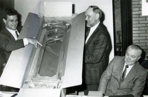 ARH Slg. Bartling 4605, Überreichung einer im Karton verpackten Wanduhr zur Verabschiedung von Werner Schulze-Lohhof (rechts) vom Maschinenring durch den 1. Vorsitzenden Henry Hasselbring (2. v. r.) und N. N., um 1980