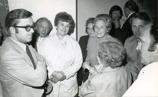 ARH Slg. Bartling 4606, Gruppe von Verbandsplanern und Verbandsplanerinnen bei der Verabschiedung (?) nach einer Sitzung, Mardorf, 1974