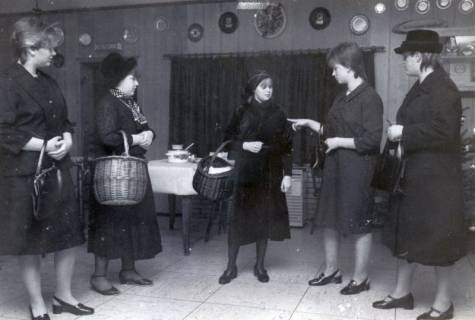 ARH Slg. Bartling 4608, Aufführung des Theaterclubs im Schützenhaus, Blick auf eine Szene mit fünf Frauen, Mardorf,, um 1980