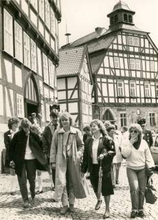 ARH Slg. Bartling 4613, Besuch einer Delegation aus Mardorf / Neustadt a. Rbge. in Mardorf / Hessen, Besichtigung des Marktplatzes mit Rathaus und Heimatmuseum (links), Homberg (Efze), um 1980