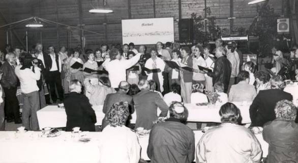 ARH Slg. Bartling 4616, Besuch einer Delegation aus Mardorf / Neustadt a. Rbge. in Mardorf / Hessen, Auftritt der Delegation mit einem Chorgesang in der Festhalle, Homberg-Mardorf, 1987