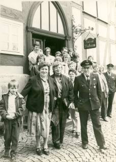 ARH Slg. Bartling 4619, Besuch einer Delegation aus Mardorf / Neustadt a. Rbge. in Mardorf / Hessen, Gruppenfoto auf der Eingangstreppe zum Heimatmuseum, Homberg (Efze), um 1980