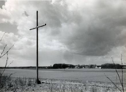 ARH Slg. Bartling 4637, Blick am Feldkreuz vorbei über ein frisch beackertes Fels auf den Ort, Metel, um 1980