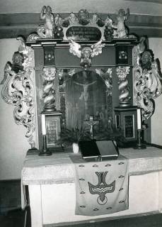 ARH Slg. Bartling 4639, Altartisch mit barockem Altaraufsatz der Johannes-Kapelle, Metel, 1973