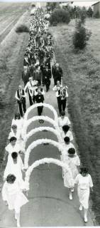 ARH Slg. Bartling 4644, Ausmarsch der Schützen beim Schützenfest, vorweg fünf Damenpaare in Weiß mit Blumenbögen, Metel, 1987