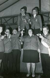 ARH Slg. Bartling 4646, Gruppenbild im Festzelt, Schützenkönig 1974, Ehepaar Flassig, oben, rechts Ehepaar Oehlerking beim Schützenfest, Metel, 1974