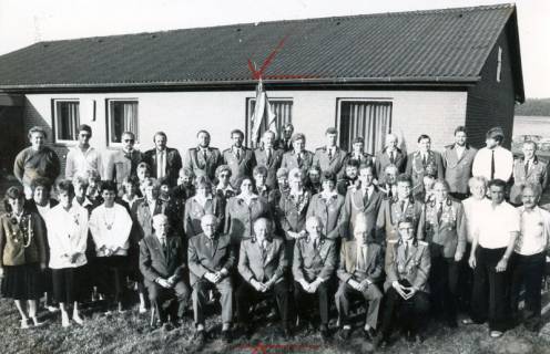 ARH Slg. Bartling 4649, Gruppenbild vieler Mitglieder des Schützenvereins auf der Wiese hinter dem Vereinsheim, Metel, um 1987