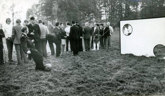 ARH Slg. Bartling 4652, Fußballschießen auf eine Torwand neben dem Sportplatz auf dem Feuerwehrfest, Metel, 1970