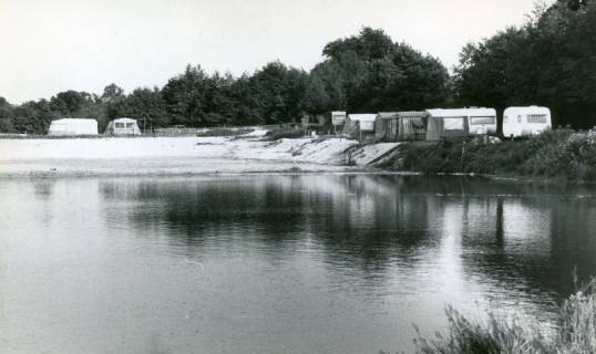 ARH Slg. Bartling 4658, Campingwagen und -zelte am Ufer des Tannenburchsees, Blick über das Wasser auf das Ufer, Metel, 1970
