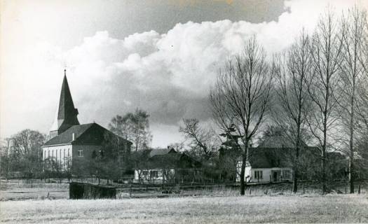 ARH Slg. Bartling 4660, Außenansicht der Gorgonius-Kirche von der Leine aus Südosten, Niedernstöcken, 1975