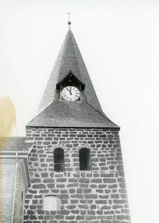 ARH Slg. Bartling 4662, Blick auf den oberen Teil des mittelalterlichen Turms der Gorgonius-Kirche sowie den Helm mit Uhr von Norden, Niedernstöcken, 1976