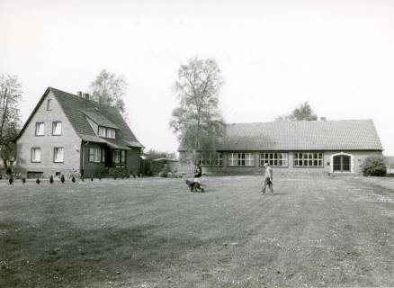 ARH Slg. Bartling 4668, Außenansicht des Schulgebäudes und der Lehrerwohnung (?), Niedernstöcken, um 1970