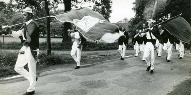ARH Slg. Bartling 4676, Ausmarsch der Schützen, Fahnenschwenkergruppe aus Doetinchem (NL) beim Schützenfest, Niedernstöcken, 1969