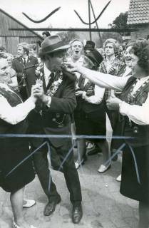 ARH Slg. Bartling 4680, Einnahme des "Frühstücks" durch den Schützenkönig beim Tanz beim Schützenfest, Niedernstöcken, 1973