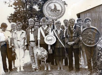 ARH Slg. Bartling 4682, Gruppenbild mit Preisträgern und Preisträgerinnen, in der Mitte Silke Heusmann mit Blumenstrauß und Schützenscheibe beim Schützenfest (2 Ex.), Niedernstöcken, 1986