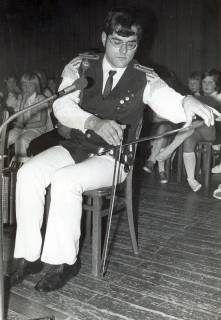ARH Slg. Bartling 4689, Vorführung einer "singenden Säge" durch den Leiter des Spielmannszugs Leinetal Niedernstöcken Gerhard Knuth, Niedernstöcken, 1973