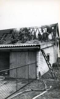 ARH Slg. Bartling 4691, Löscheinsatz der Freiwilligen Feuerwehr auf einem Garagendach beim Brand eines Wohnhauses, Nöpke, um 1980
