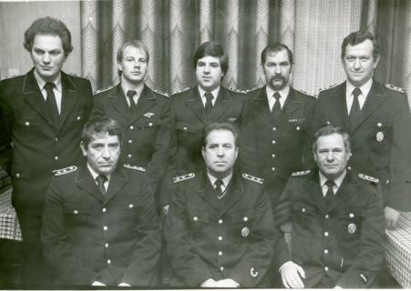 ARH Slg. Bartling 4694, Feuerwehrkommando der Freiwilligen Feuerwehr, Gruppenbild drei Männer in Uniform sitzend, fünf dahinter stehend, Nöpke, um 1980