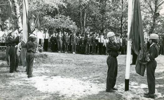 ARH Slg. Bartling 4696, Morgenappell mit Flaggenhissung beim Zeltlager der Jugendfeuerwehr in der Nöpker Sandkuhle nahe dem Freibad, Nöpke, 1973