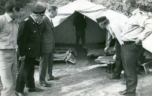 ARH Slg. Bartling 4697, Morgendliche Zeltinspektion beim Zeltlager der Jugendfeuerwehr in der Nöpker Sandkuhle nahe dem Freibad, Nöpke, 1973