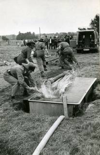 ARH Slg. Bartling 4698, Übung mit Wasserschläuchen beim Zeltlager der Jugendfeuerwehr in der Nöpker Sandkuhle nahe dem Freibad, Nöpke, 1973