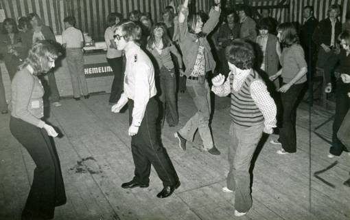 ARH Slg. Bartling 4699, Disco-Tanz im Großraumzelt beim Zeltlager der Jugendfeuerwehr in der Nöpker Sandkuhle nahe dem Freibad, Nöpke, 1973