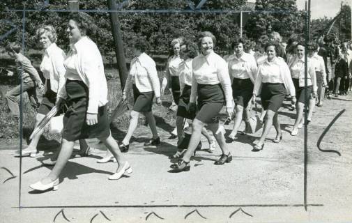 ARH Slg. Bartling 4706, Damenabteilung beim Festumzug auf dem Schützenfest, Nöpke, 1974