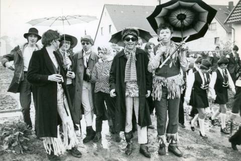 ARH Slg. Bartling 4707, Gruppe von verkleideten jungen Leuten beim Festumzug auf dem Schützenfest, Nöpke, um 1975