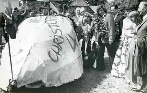 ARH Slg. Bartling 4708, "Christoph 4" Hubschrauber-Imitation für den Festumzug, umringt von einigen Schützinnen und Schützen beim Schützenfest, Nöpke, 1974