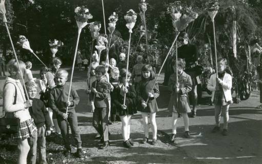 ARH Slg. Bartling 4720, Gruppe von Kindern, die Stangen schwenken, an deren Spitzen Blumensträuße befestigt sind beim Erntefestumzug, Nöpke, 1972