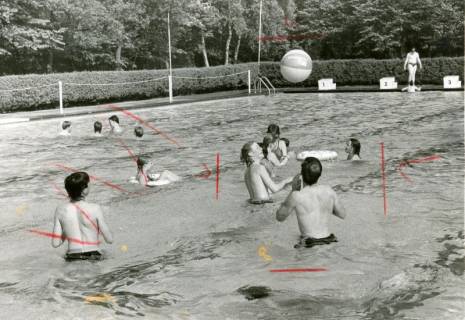 ARH Slg. Bartling 4725, Junge Leute beim Spiel mit einem Ball im Schwimmbecken im Freibad, Nöpke, um 1975