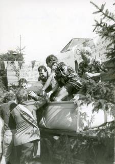 ARH Slg. Bartling 4727, Gaudi beim Annageln der Schützenscheibe vor dem Haus des Königs beim Schützenfest, Wasserbad in Badewanne, Nöpke, um 1980