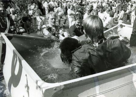ARH Slg. Bartling 4728, Gaudi beim Annageln der Schützenscheibe vor dem Haus des Königs beim Schützenfest, Wasserbad in Badewanne, Nöpke, um 1980