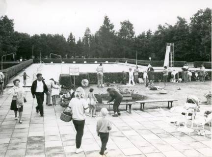 ARH Slg. Bartling 4732, Blick vom Eingang über das Schwimmbecken im Freibad, Nöpke, um 1975