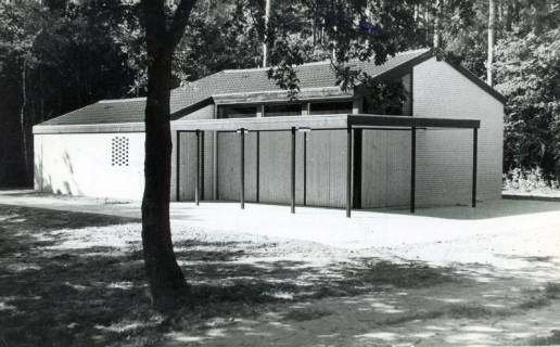 ARH Slg. Bartling 4740, Neue Friedhofskapelle nach Fertigstellung, Außenansicht vom Weg (2 Ex.), Nöpke, 1971