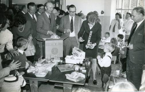 ARH Slg. Bartling 4745, Besichtigung des Kinderspielkreises durch Amtspersonen des Landkreises, Nöpke, 1971