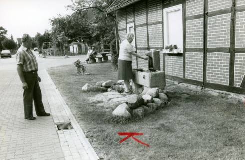 ARH Slg. Bartling 4753, Dorfverschönerung, Inbetriebnahme einer Wassertränke aus Sandstein an der Straße "Auf dem Brink", Otternhagen, um 1975
