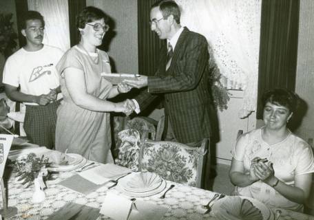 ARH Slg. Bartling 4754, Überreichung eines Buchgeschenks an eine junge Frau (Angestellte?) durch den stellvertretenden Landrat Lüddecke, Otternhagen, um 1980