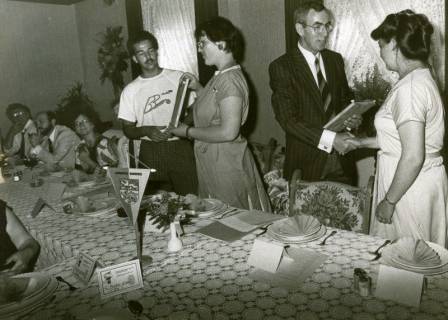 ARH Slg. Bartling 4755, Überreichung eines Buchgeschenks an eine junge Frau (Angestellte?) durch den stellvertretenden Landrat Lüddecke, Otternhagen, um 1980