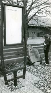ARH Slg. Bartling 4756, Dorfverschönerung, neu aufgestellte Informationstafel, daneben eine Holzscheibe mit historischen Daten vor der Hofstelle Dudenbostel, Am Berggarten 23, Otternhagen, 1971